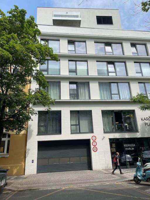 Karel With Garage Parking Apartamento